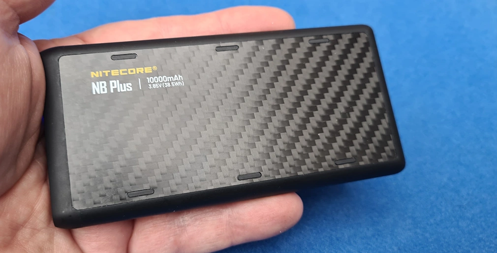 Nitecore NB Plus lehká powerbanka 10000 mAh v ruce